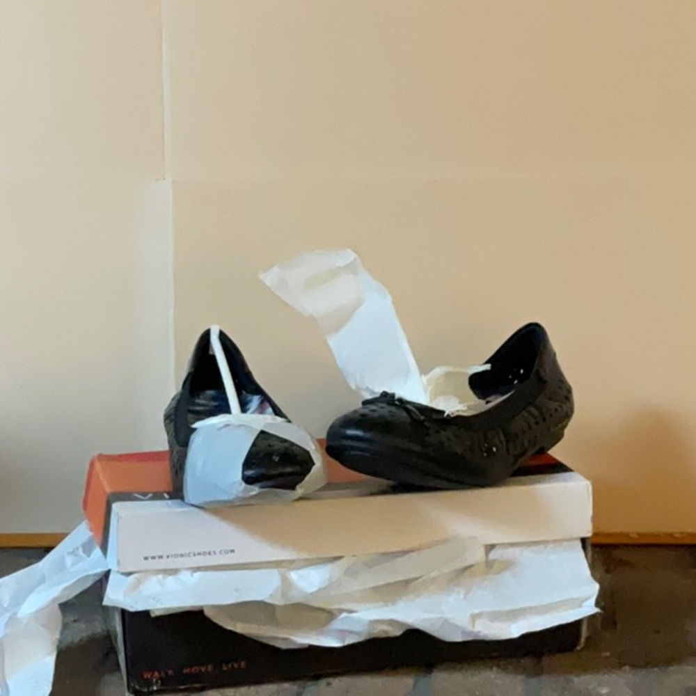 NEW Vionic  Black Spark Surin Flats Size 8.5